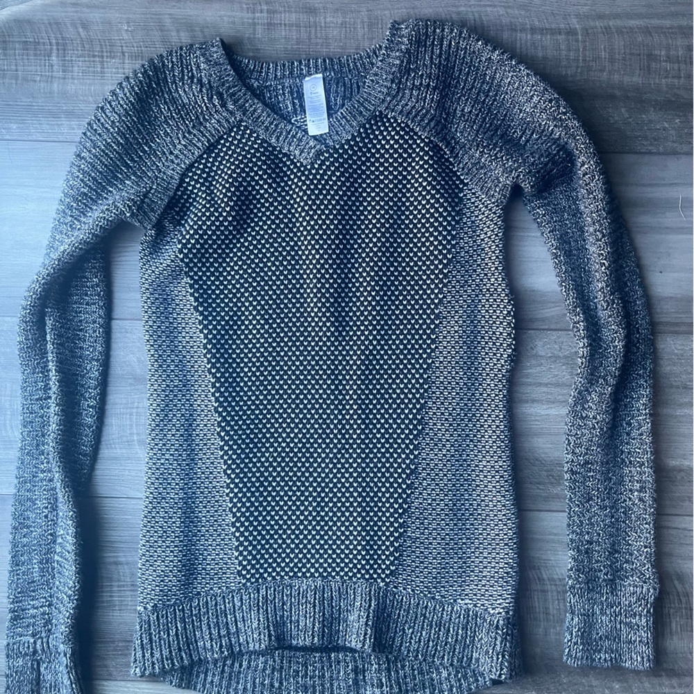 Ivivva girls black and white stitched sweater size 14